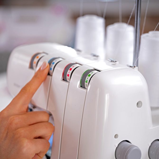 HUSQVARNA® VIKING® AMBER™ S | 100 Overlock Machine - Image 3