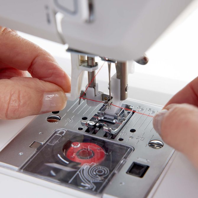 HUSQVARNA® VIKING® Refurbished ONYX™ 25 Sewing Machine - Image 9