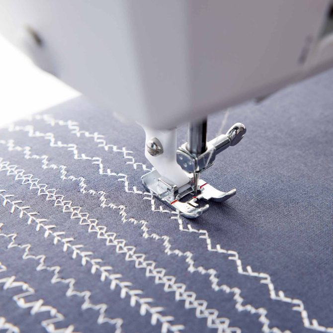 HUSQVARNA® VIKING® Refurbished ONYX™ 25 Sewing Machine - Image 3