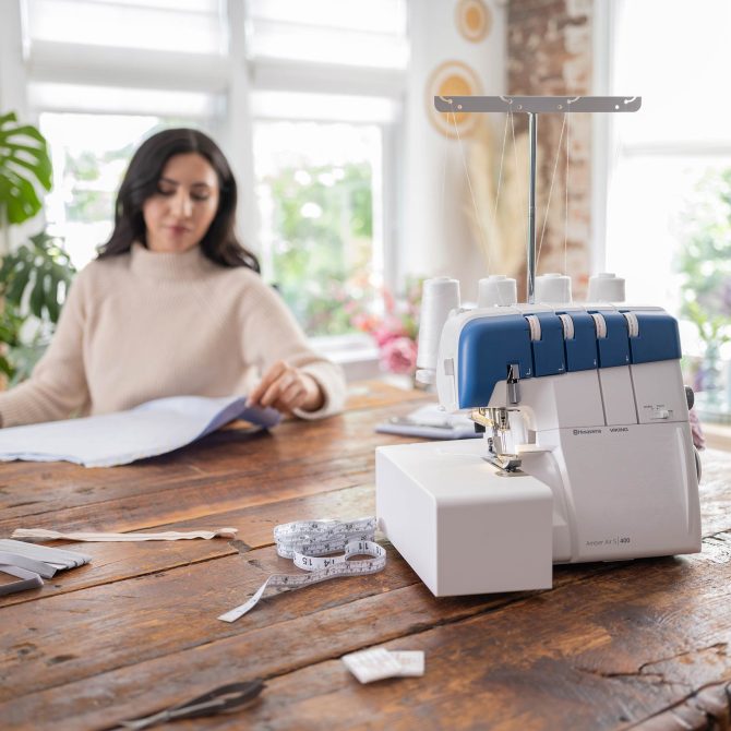 HUSQVARNA® VIKING® AMBER™ Air S | 400 Overlock Machine - Image 2
