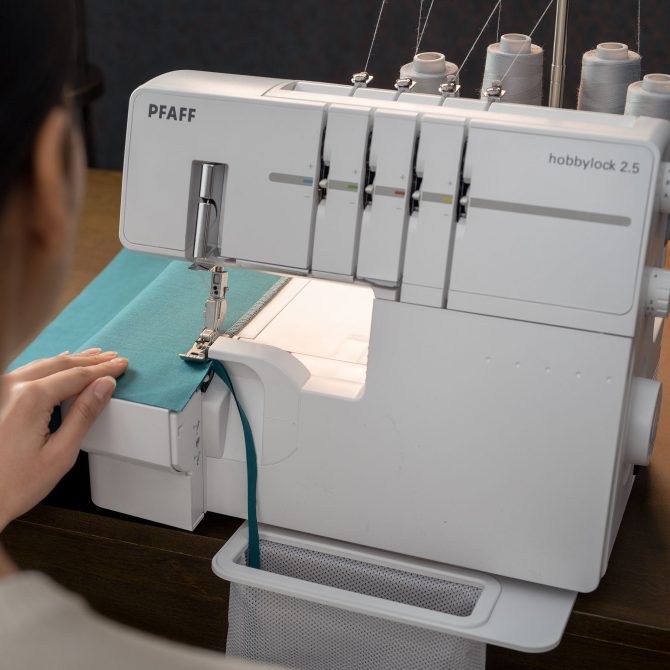 PFAFF® hobbylock™ 2.5 Overlock Machine - Image 3