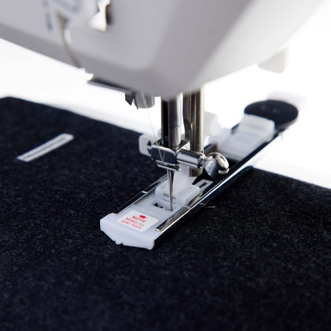 HUSQVARNA® VIKING® Refurbished ONYX™ 25 Sewing Machine - Image 8