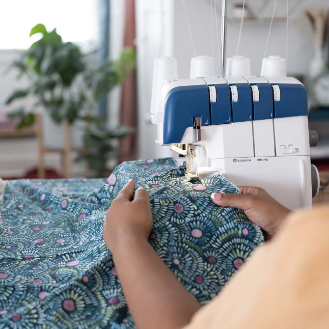 HUSQVARNA® VIKING® AMBER™ Air S | 400 Overlock Machine - Image 3