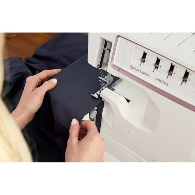 HUSQVARNA® VIKING® AMBER™ Air S | 500 Coverlock Machine - Image 5