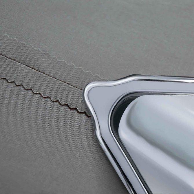 SINGER® SteamCraft Steam Iron White/Gray - Image 3