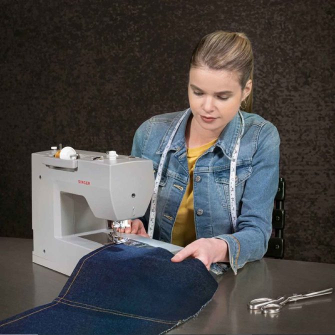 SINGER® Heavy Duty 6700C Sewing Machine - Image 2