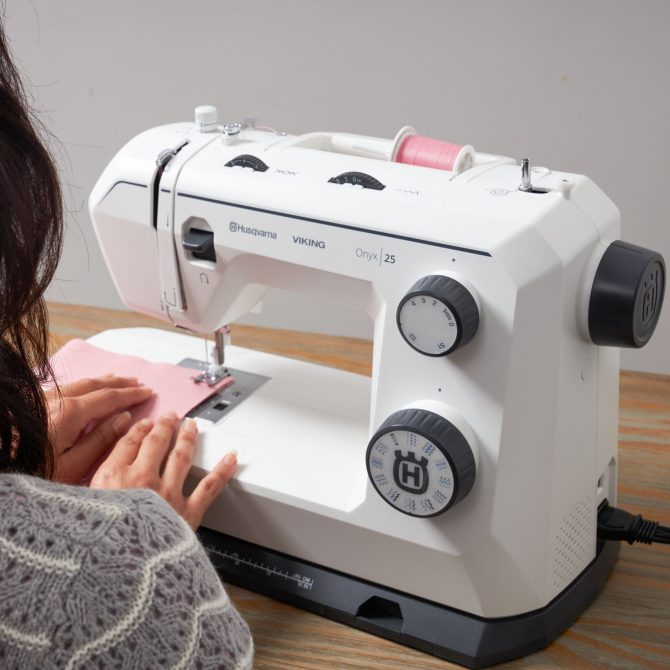 HUSQVARNA® VIKING® Refurbished ONYX™ 25 Sewing Machine - Image 4