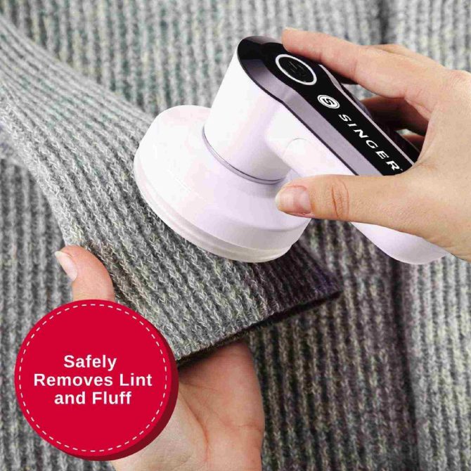 SINGER® Compact Fabric Shaver & Lint Remover - Battery Powered - Image 2