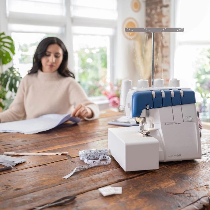HUSQVARNA® VIKING® Refurbished AMBER™ Air S | 400 Overlock Machine - Image 4