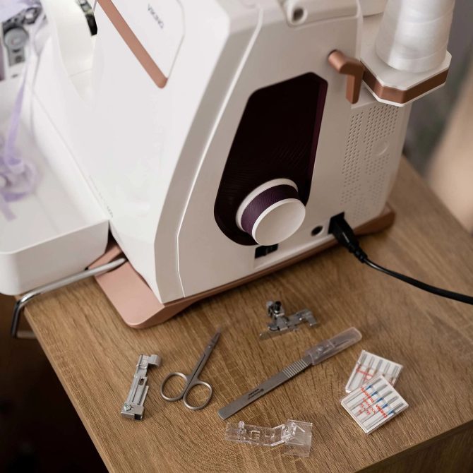 HUSQVARNA® VIKING® Refurbished AMBER™ Air S | 600 Coverlock Machine - Image 7