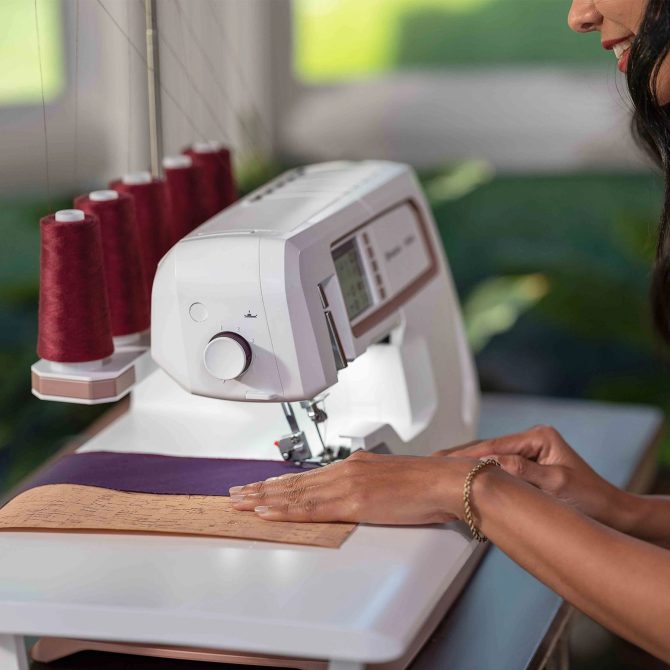 HUSQVARNA® VIKING® Refurbished AMBER™ Air S | 600 Coverlock Machine - Image 4