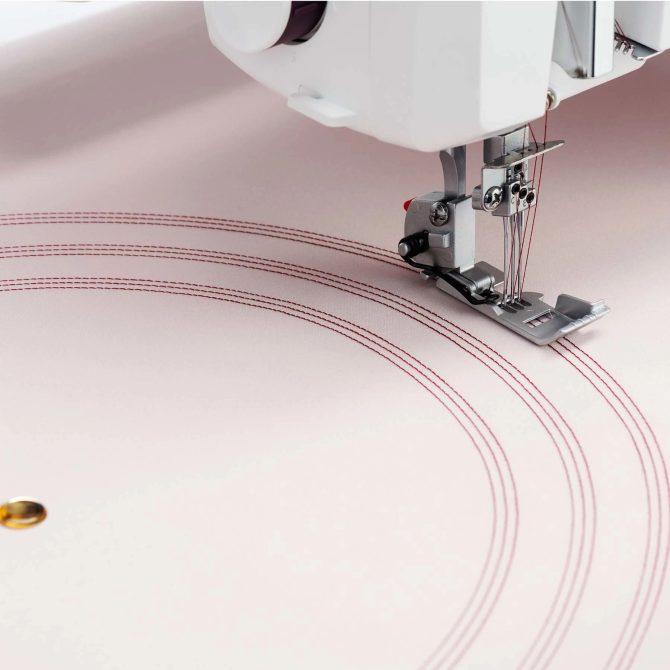 HUSQVARNA® VIKING® Refurbished AMBER™ Air S | 600 Coverlock Machine - Image 3