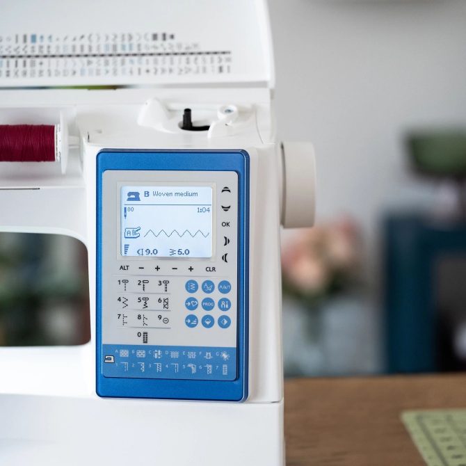 HUSQVARNA® VIKING® Refurbished SAPPHIRE™ 930 Sewing Machine - Image 4