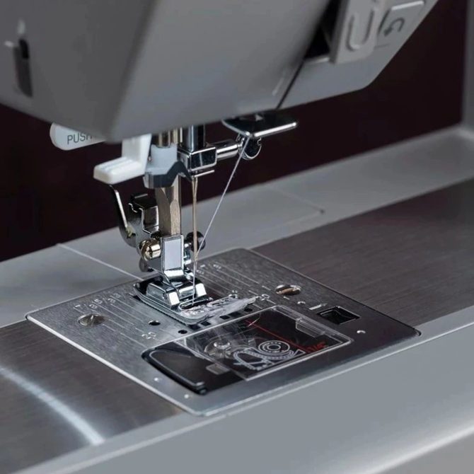 SINGER® Refurbished Heavy Duty 6600C Sewing Machine - Image 4