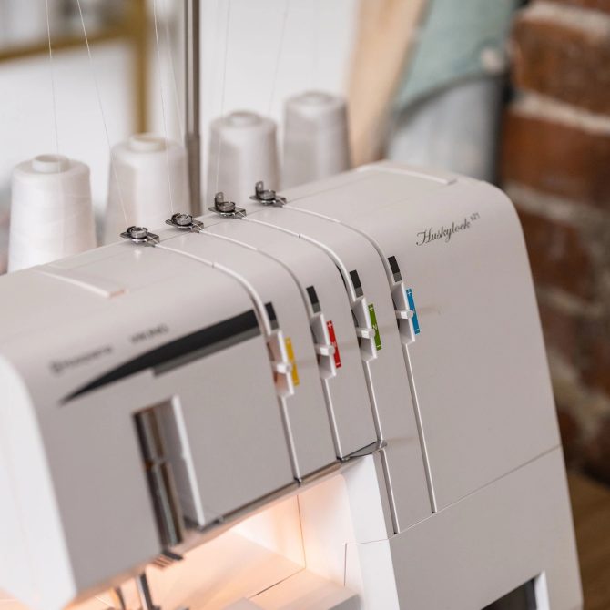 HUSQVARNA® VIKING® HUSKYLOCK™ S21 Overlock Machine - Image 3