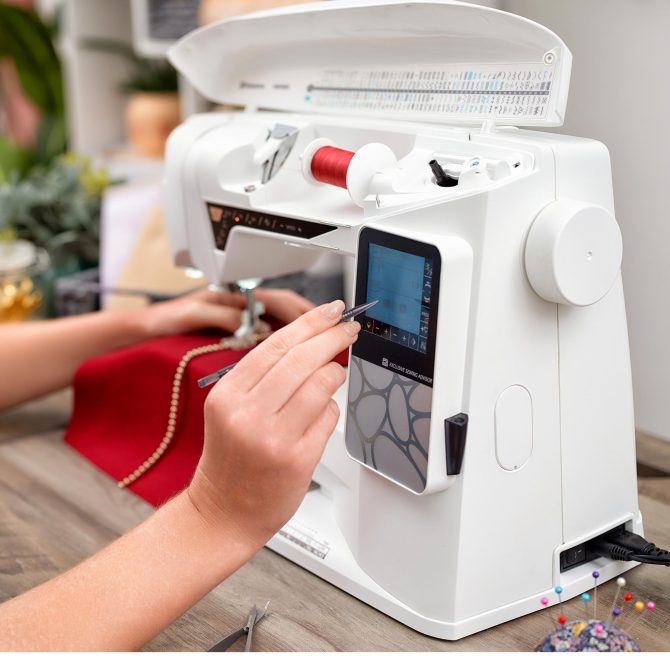 HUSQVARNA® VIKING® OPAL™ 690Q Sewing Machine - Image 5