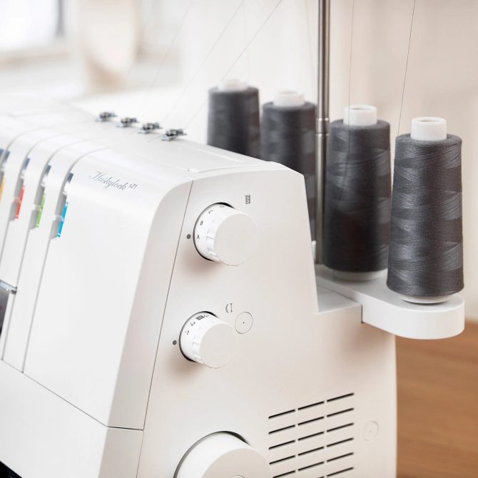 HUSQVARNA® VIKING® HUSKYLOCK™ S21 Overlock Machine - Image 6