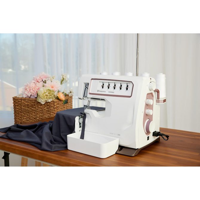 HUSQVARNA® VIKING® AMBER™ Air S | 500 Coverlock Machine - Image 4