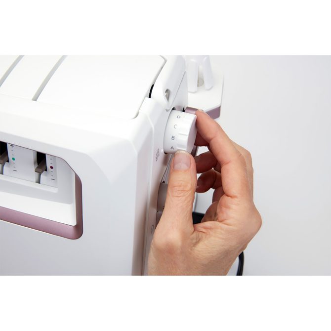 HUSQVARNA® VIKING® AMBER™ Air S | 500 Coverlock Machine - Image 9