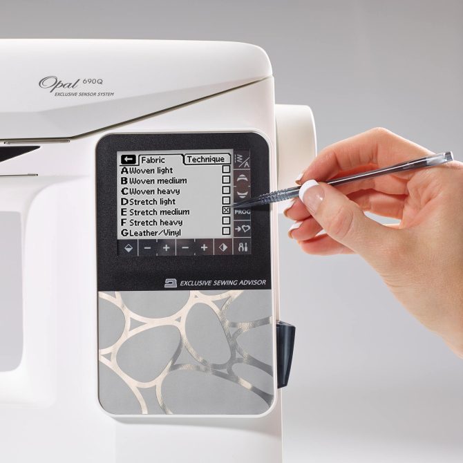 HUSQVARNA® VIKING® OPAL™ 690Q Sewing Machine - Image 4