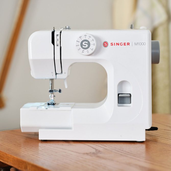 SINGER® M1000 Mending Machine - Image 2