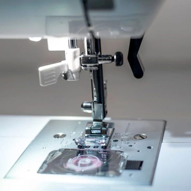 SINGER® Refurbished SC220 Sewing Machine - Image 6