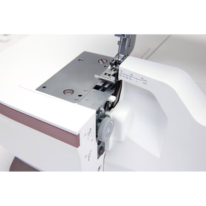 HUSQVARNA® VIKING® AMBER™ Air S | 500 Coverlock Machine - Image 10