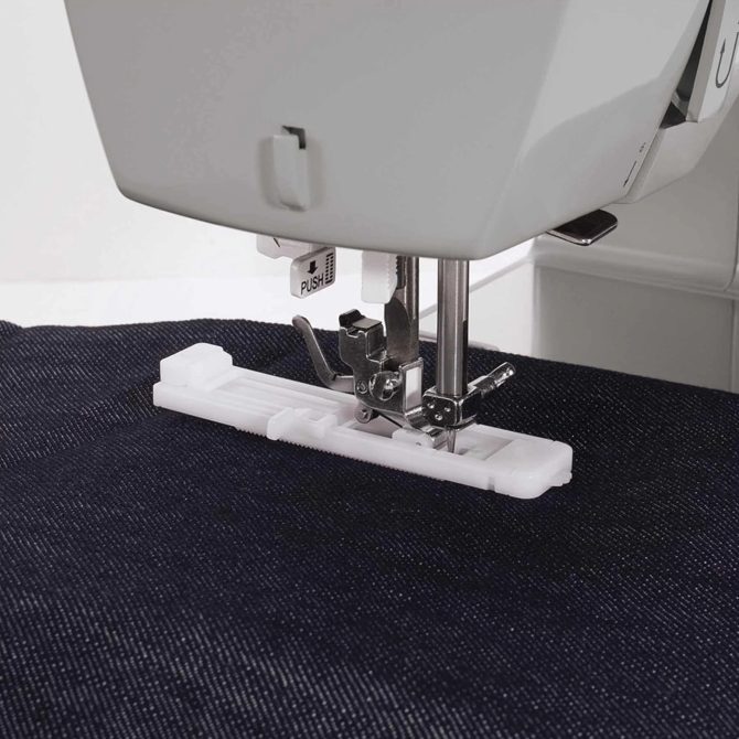SINGER® Refurbished Heavy Duty 725 Sewing Machine - Image 4