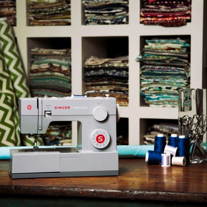 SINGER® Refurbished Heavy Duty 725 Sewing Machine - Image 2