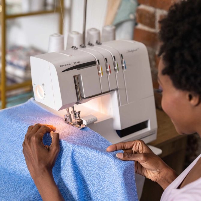 HUSQVARNA® VIKING® HUSKYLOCK™ S21 Overlock Machine - Image 4