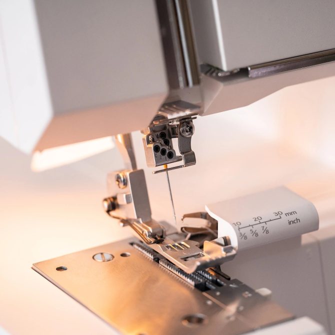 HUSQVARNA® VIKING® HUSKYLOCK™ S21 Overlock Machine - Image 2
