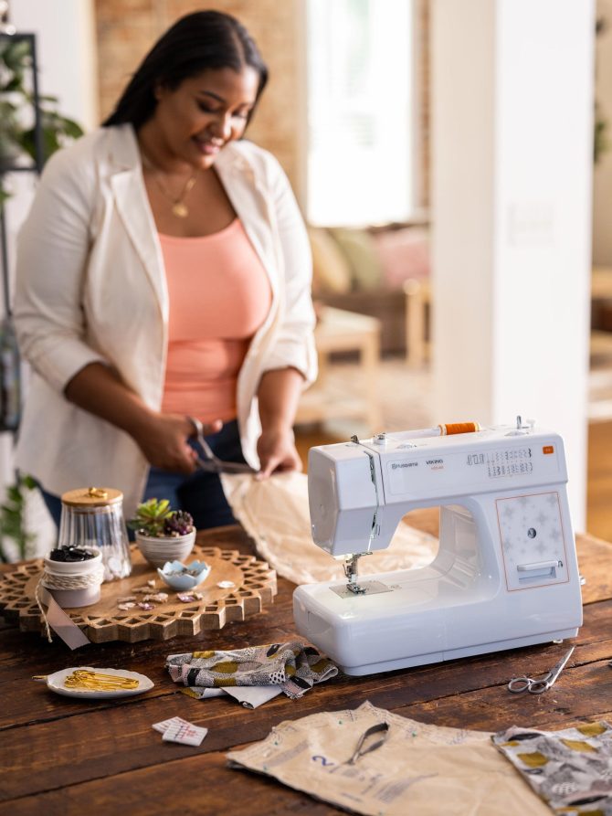 HUSQVARNA® VIKING® H|CLASS™ E10 Sewing Machine - Image 2