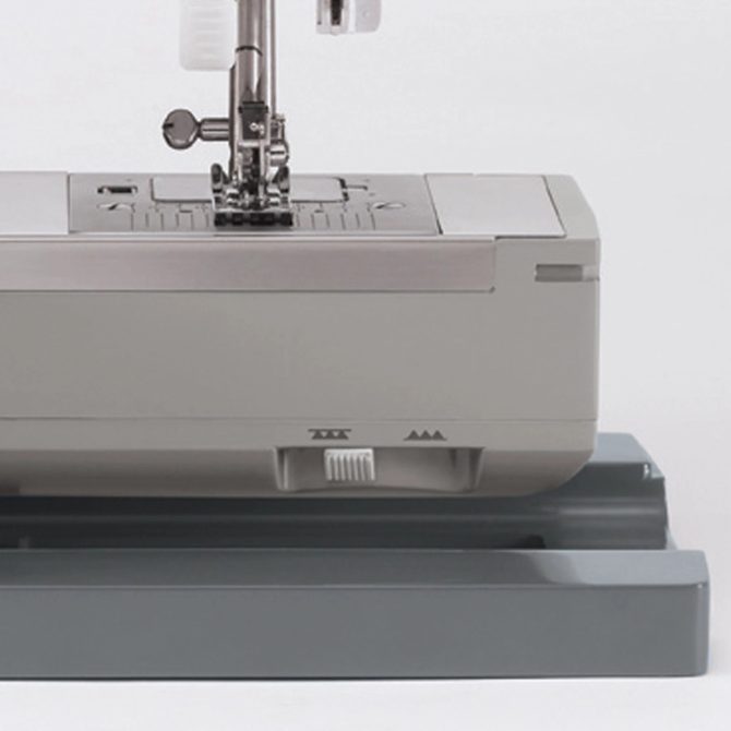 SINGER® Refurbished Heavy Duty 725 Sewing Machine - Image 6