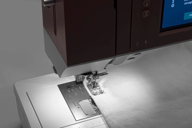 PFAFF® quilt ambition™ 635 Sewing Machine Extension Table Bundle - Image 3