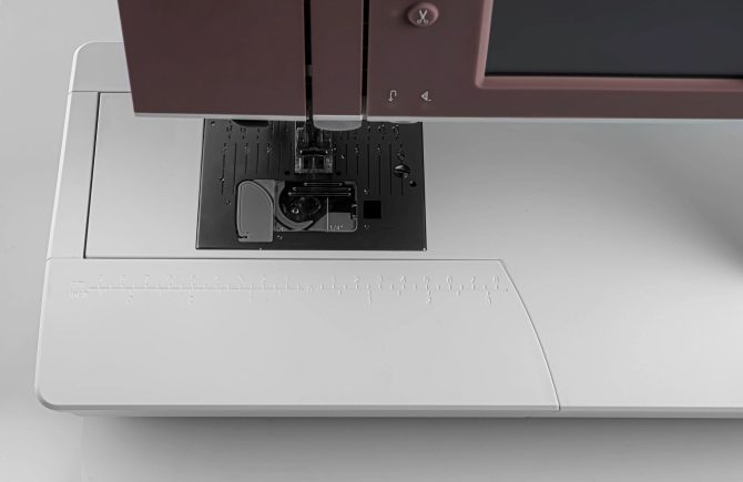 PFAFF® quilt ambition™ 635 Sewing Machine Extension Table Bundle - Image 6